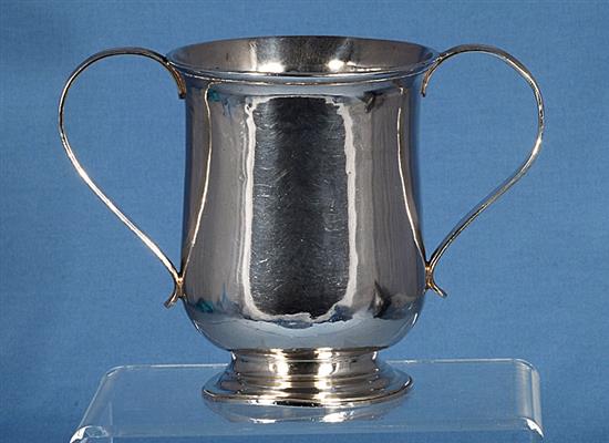 A George III silver loving cup, Height: 4 ½/115mm Width to handles 6 ½/165mm, 9.5oz/269grms.